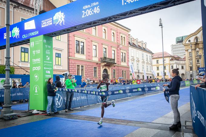 Zmagovalec Edmond Kipngetich je v cilj pritekel s časom 2:06:47. Da bi se približali času 2:04:00, bi morali proračun za elitni del po Ambrožičevem mnenju zvišati za 20 odstotkov. | Foto: Peter Kastelic/AZS