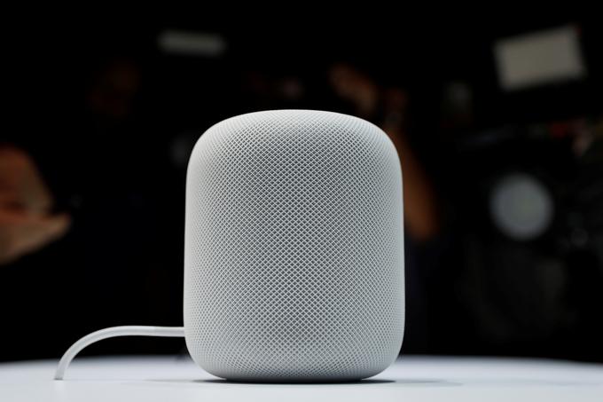 Pametni zvočnik Apple HomePod ni resnična novost, ki bi definirala nov trg, temveč že ima dva uveljavljena tekmeca - Amazonov zvočnik Echo in Google Home. Direktor Apple Tim Cook je na vprašanje, kako se bo HomePod boril z dejstvom, da ni prvi, odgovoril: "Ni nam pomembno, da smo prvi, temveč da smo najboljši." (Vir: CNN) | Foto: Reuters