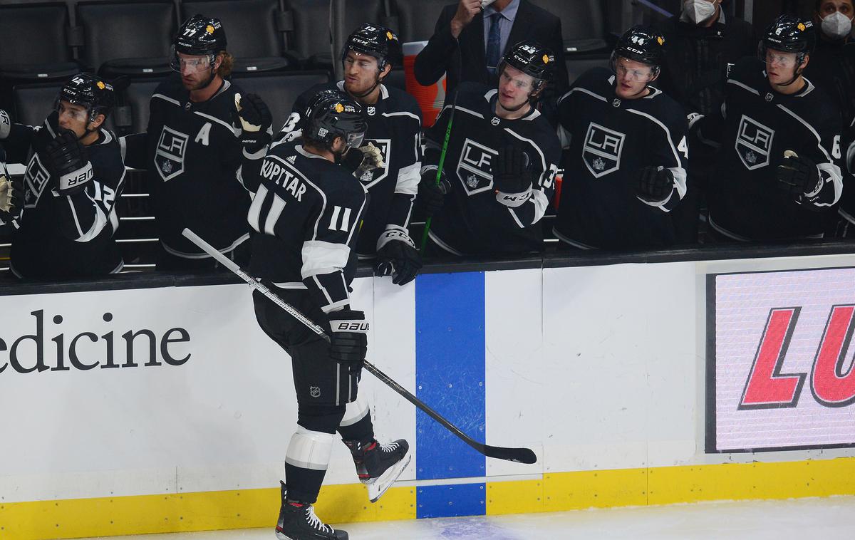 Anže Kopitar | Los Angeles Kings so na drugi tekmi proti San Jose Sharks zmagali s 6:2. Anže Kopitar je prispeval gol in podajo. | Foto Reuters