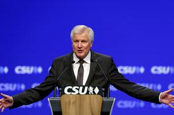 Seehofer priznal napake v razpravi o prebežnikih