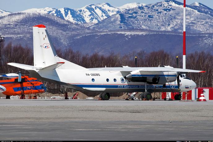 antonov-26 | Na letalu so bili predvsem potniki iz Palane, med njimi štirje člani lokalnih oblasti in županja tega mesta z okoli 3000 prebivalci Olga Mohirjova. Na krovu naj bi bil tudi otrok, rojen leta 2014. | Foto Reuters