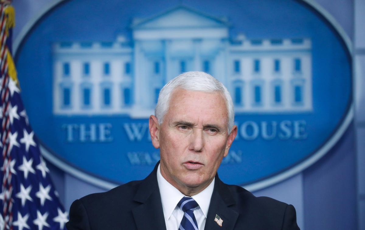 Mike Pence | Po napadu na Kapitol je po mnenju številnih političnih analitikov vodenje ZDA namesto Donalda Trumpa prevzel podpredsednik Mike Pence. Če bodo morda Trumpa v zadnjih dneh odstavili s položaja, bo Pence tudi uradno prevzel vodenje države do Bidnove inavguracije.  | Foto Reuters