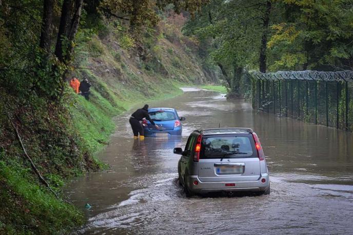 Reka Kolpa poplavlja. Poplave. | Že več kot desetletje sodelujejo z reševalci, da bi razvili tehnologijo in programe, ki pomagajo ohranjati ljudi varne, obveščene in izven nevarnosti, so zapisali v podjetju. | Foto Bojan Puhek