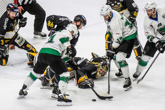 Kanadski vratar Colin Keith Furlong v finalu ni v najboljši formi, a tudi pomoči soigralcev nima veliko. | Foto: Grega Valančič/Sportida