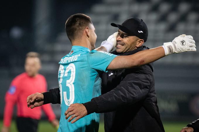 Renato Josipović, veliki junak četrtfinalne zmage Brava v Murski Soboti (ubranil je štiri kazenske udarce), v objemu s trenerjem Dejanom Grabićem. Mladi ljubljanski klub je prvič v pokalu prišel tako daleč.  | Foto: Blaž Weindorfer/Sportida