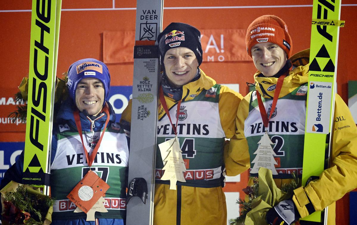 Andreas Wellinger, Ruka | Andreas Wellinger je zmagovalec tekme z eno serijo. Na odru za zmagovalce sta se mu pridružila Stefan Kraft in Karl Geiger. | Foto Guliverimage