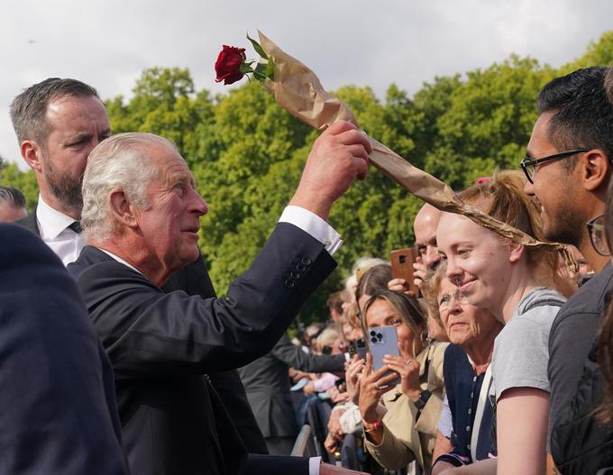 V nagovoru se je poklonil materi in obljubil, da bo vse življenje predano služil narodu. Izpostavil je tudi vse najožje člane svoje družine in sinu Williamu podelil naziv valižanskega princa, ki pripada prestolonasledniku. | Foto: Reuters