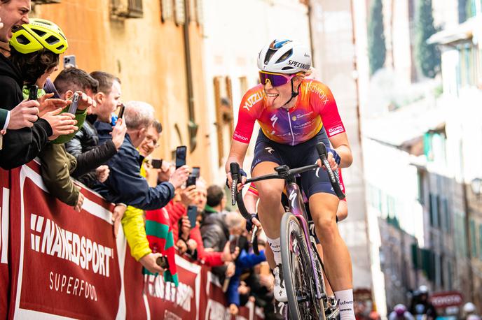 Demi Vollering | Nizozemka Demi Vollering je pred zmago na dirki Strade Bianche imela bližnje srečanje s prestrašenim konjem, ki je zašel na traso dirke.  | Foto Guliverimage