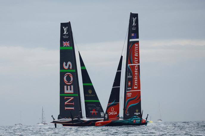 37. Pokal Amerike, Ineos Britannia, Team Emirates New Zealand | Ekipa Emirates New Zealand je v morju pred Barcelono začela obrambo jadralnega pokalu Amerike. | Foto Reuters