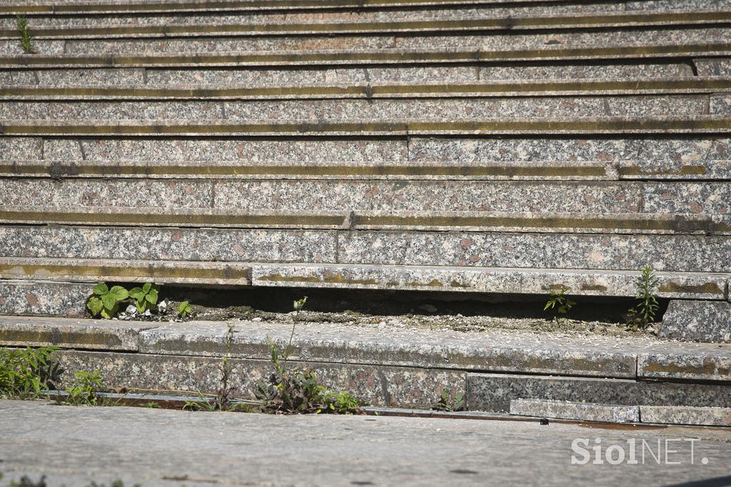 Propadajoče stopnice na železniški postaji