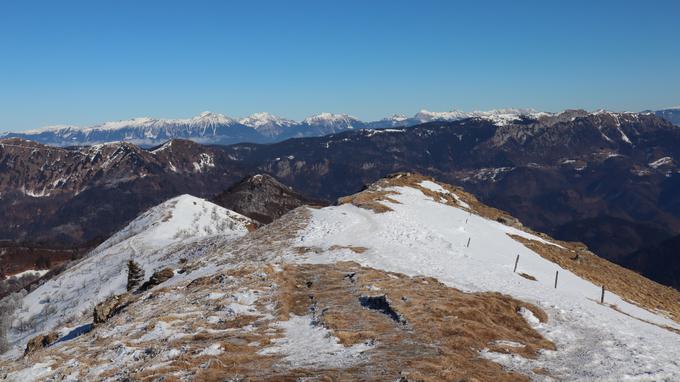 Greben Porezna. Pogled v smeri vzhoda seže vse do Karavank in Kamniških Alp. | Foto: Matej Podgoršek