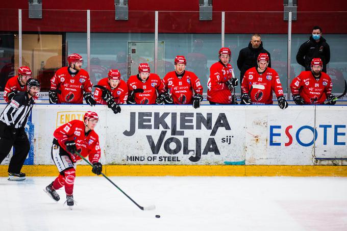 Hokejisti Jesenic po torkovem porazu v seriji na tri zmage zaostajajo 1:2. Za podaljšanje sezone v četrtek nujno potrebujejo zmago. Trener Mitja Šivic zaupa v fante. | Foto: Grega Valančič/Sportida