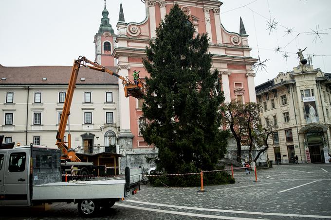 Nameščanje novoletnih lučk na Tromostovju | Foto: Ana Kovač