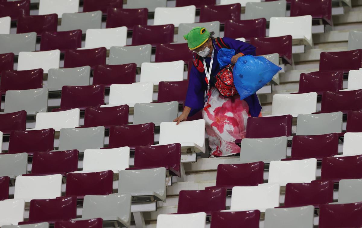 japonski navijači | Japonski navijači so po tekmi z Nemčijo spet navdušili z odstranjevanjem smeti na tribunah.  | Foto Guliverimage