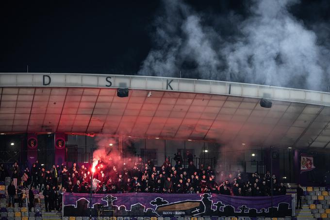 Viole so pomagale Mariborčanom do tesne zmage nad Radomljani. | Foto: Jure Banfi