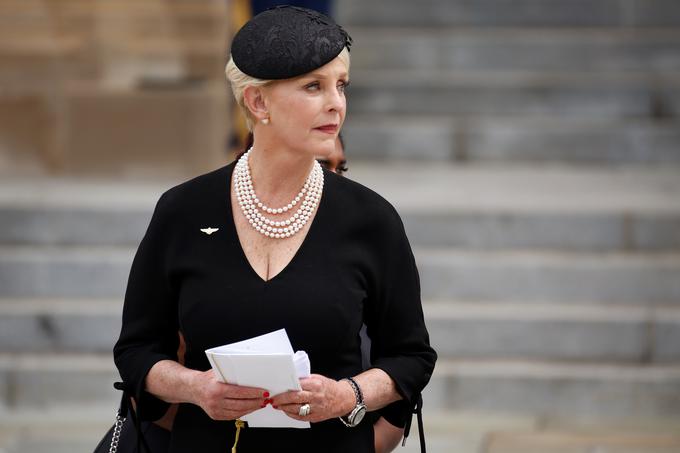 Cindy McCain (na fotografiji na pogrebu svojega soproga) je v bitki za Belo hišo namesto Donalda Trumpa podprla Joeja Bidna. | Foto: Reuters