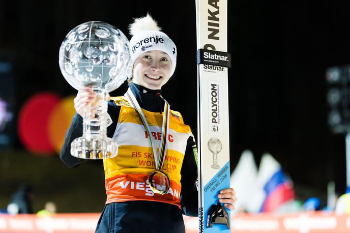 Nika Prevc Planica globus | Nika Prevc si je zagotovila drugi veliki kristalni globus. Pred njo je to uspelo le Primožu Peterki. | Foto www.alesfevzer.com