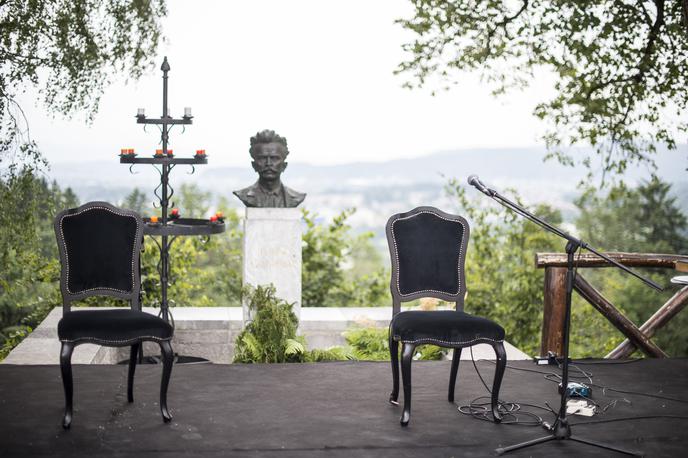 nagrada kresnik | Petčlanska komisija za literarno nagrado kresnik je, kot poroča Delo, med skoraj dvesto romani izbrala deset nominirancev, katerih izbor bodo na pet finalistov zožili 23. maja. | Foto Klemen Korenjak