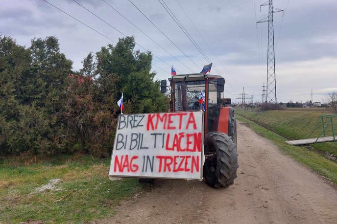 kmetje, protest | Na protestu v Šmarjeti pri Celju se je zbralo okoli 200 kmetov iz Savinjske regije. | Foto STA