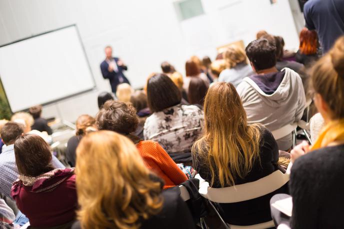 predavalnica profesor študenti | Da ŠOU v Ljubljani nepravilno vodi postopek, je po besedah predstavnikov Radia Študent opozorila tudi upravna inšpekcija, ki je Klasincu kot odgovorni osebi decembra lani izdala globo, ker jim v zakonsko določenem roku ni posredoval zahtevanih informacij javnega značaja. | Foto Thinkstock