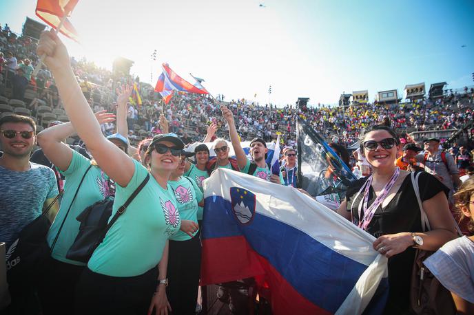 Giro | Srčna izbranka Primoža Rogliča Lora Klinc (na fotografiji v črni obleki) je še vedno pod vtisom Gira. Priznava, da so bili zadnji trije tedni zelo stresni in da niti enega v takšnem slogu ne bi več zdržala.   | Foto STA