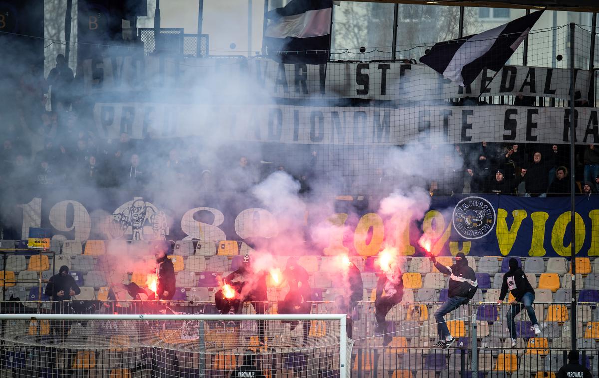 prva liga 25. krog NK Maribor NK Celje | Razlog za višjo kazen je nešportno in neprimerno vedenje navijačev na stadionu Ljudski vrt, ko so prižigali bakle in žaljivo skandirali. | Foto Blaž Weindorfer/Sportida