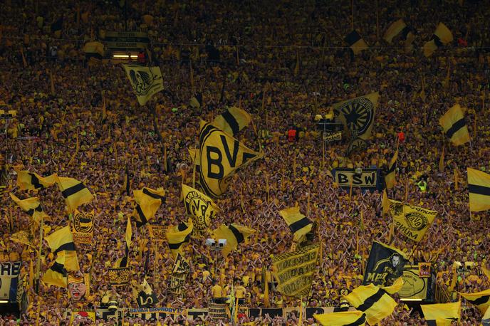 Westfallen Stadium Borussia Dortmund | Ta fotografija pove vse, kakšen navijaški pekel je v Dortmundu pričakal nogometaše PSG-ja. | Foto Reuters