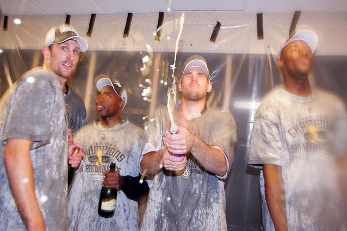 Košarkarska družina Barry je v ligi NBA pustila močan pečat. V njej so zaigrali tako oče Rick kot sinovi Jon, Drew in Brent. Zadnji na fotografiji v družbi Bena Udriha proslavlja svoj drugi naslov prvaka (2007). | Foto: Getty Images