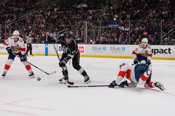 Anže Kopitar | Los Angeles Kings z Anžetom Kopitarjem v vlogi kapetana se veselijo sedme zmage v sezoni.  | Foto Guliverimage