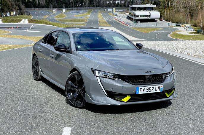 Peugeot 508 PSE | Najmočnejši klasični 508 z bencinskim motorjem ali hibridnim pogonom ima moč 165 kilovatov (225 “konjev”) in stane največ 45 tisočakov. Različica PSE ima sistemsko moč 360 “konjev” in stane 60 tisočakov. | Foto Gregor Pavšič