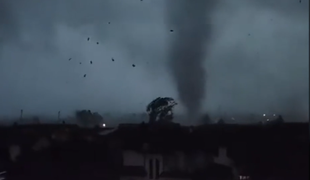 V Milanu ledena reka toče in tornado #video