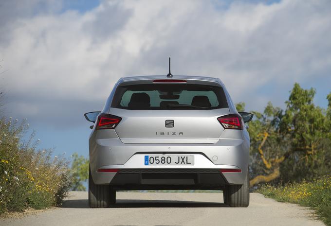 Seat ibiza je polna ostrih linij in našpičenih podrobnosti, kakšne so zadnje luči in vzvratna ogledala. | Foto: Seat