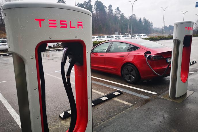 Tesla model 3 | Tesla ima za svoje voznike najbolj dovršeno uporabniško izkušnjo polnjenja. Vozniki polnijo prek načina "priključi in polni", torej brez vsakršne potrebne aktivacije polnilnice. Uporabniki avtomobilov drugih proizvajalcev bodo na izbranih lokacijah polnili prek Tesline aplikacije. | Foto Gregor Pavšič