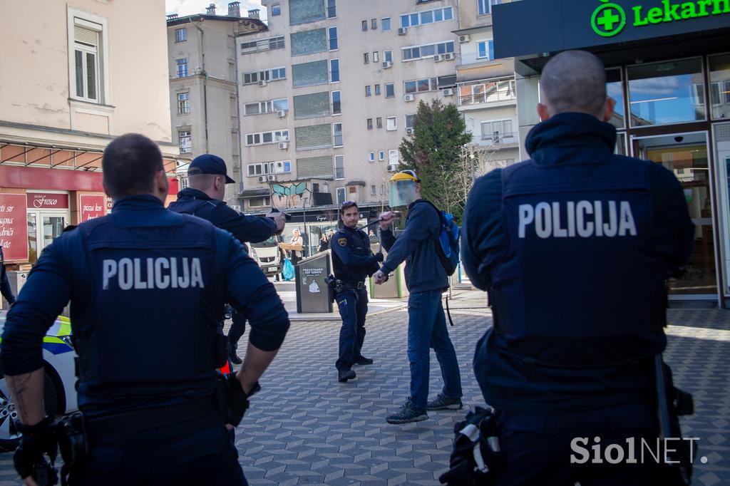 Moški z nožem grozi na Bavarskem dvoru