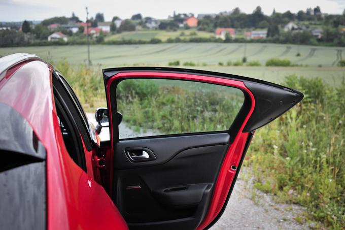 Pri odpiranju zadnjih vrat je treba paziti na svoj prsni koš – vrata so namreč v iskanju privlačne oblike obdarovana s podaljšanim lokom, ki se konča v špici, kamor je integrirana tudi kljuka. Privlačno, ko so zaprta, malce manj praktično, ko so odprta. Za piko na i so stekla zadnjih vrat fiksna – torej ne ponujajo odpiranja ali zapiranja, niti priprtja, kot je na primer to mogoče pri še enem posebnežu družine – C4 cactusu. | Foto: Ciril Komotar