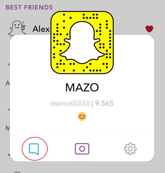 Da, pišemo jim lahko neposredno, saj Snapchat podobno kot Facebookov Messenger ali WhatsApp omogoča hitro sporočanje. Lahko jih celo pokličete (omogočeni so tudi videoklici) in jim pošljete fotografijo ali videoposnetek iz galerije. Odprite prijateljev profil in pritisnite na oblaček. | Foto: 