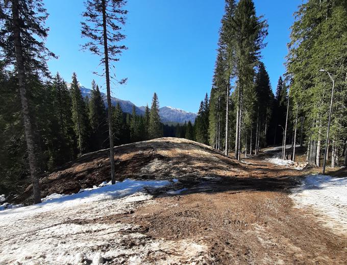 Kup snega so prekrili s sekanci in filcem. | Foto: ŠD Pokljuka