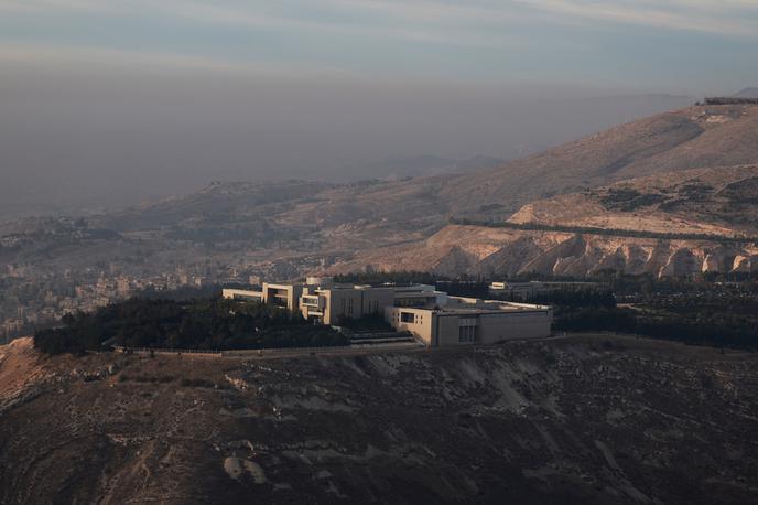 hiša Bašarja al Asada | Na fotografiji je pogled na hišo odstavljenega sirskega predsednika Bašarja Al Asada, potem ko so prestolnico Damask zavzeli uporniki. | Foto Reuters