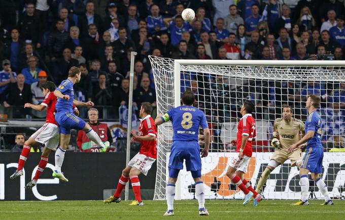 Leta 2013 je Benfica igrala finale lige Europa. V Amsterdamu je izgubila proti Chelseaju (1:2). Dišalo je po podaljšku (1:1), a je nato v tretji minuti sodnikovega podaljška po strelu z glavo zadel v polno Branislav Ivanović. Srbski branilec je poskrbel za nadaljevanje trpljenja Benfice in zgodbe o Guttmannovem prekletstvu. Teh zgodb se je moral naposlušati trener Jorge Jesus, ko je na amsterdamski Areni čestital za zmago Špancu Rafaelu Benitezu. | Foto: Reuters