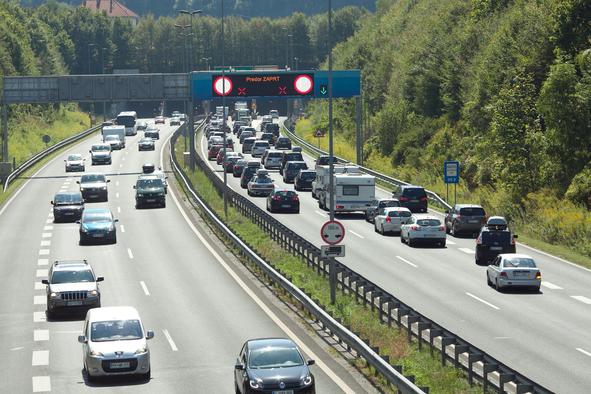 Gneča na cestah. Na dolenjski avtocesti znova vožnja v napačno smer.