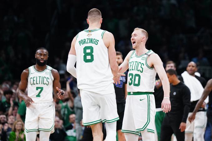 Kristaps Porzingis je bil po mesecu odsotnosti zaradi težav s kolenom spet na parketu in se nemudoma izkazal. | Foto: Reuters