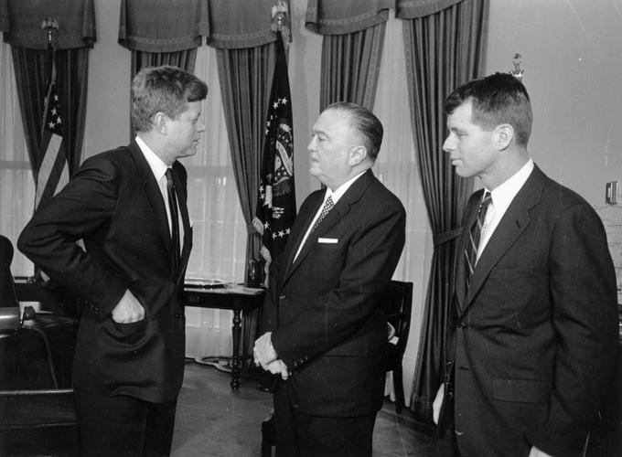 Ameriški predsednik John. F. Kennedy z bratom Robertom F. Kennedyjem in Edgarjem Hooverjem v Beli hiši. | Foto: Getty Images