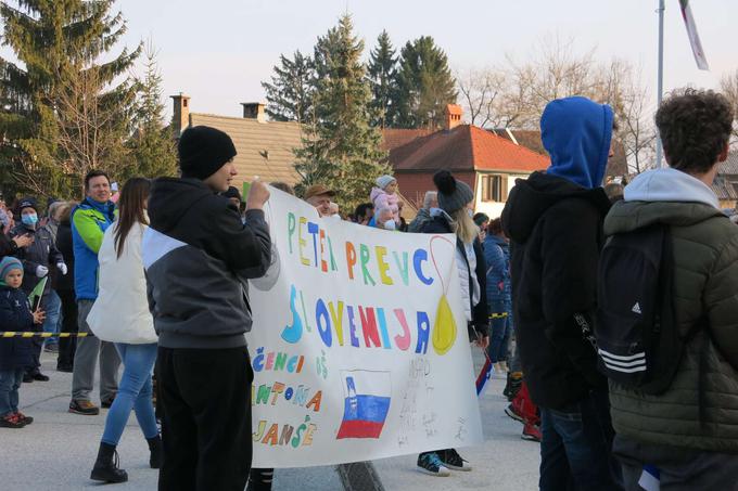 Petra Prevca so prišli pozdraviti navijači. | Foto: Tinkara Zupan/STA