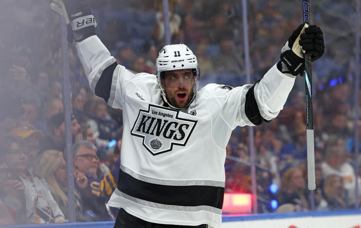 Anže Kopitar Los Angeles Kings | Anže Kopitar je na uvodu v 19. sezono lige NHL ob zmagi svojega moštva v Buffalu s 3:1 kar trikrat zatresel mrežo tekmecev. | Foto Reuters