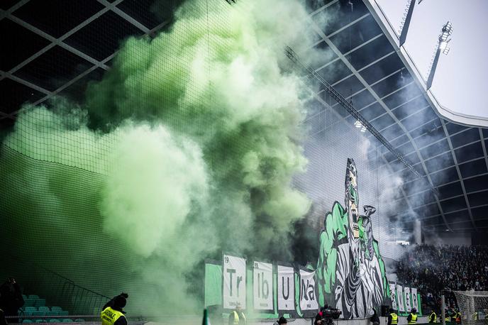 Olimpija, navijači | Green Dragons so na večnem derbiju izobesili sporen transparent. | Foto Jure Banfi