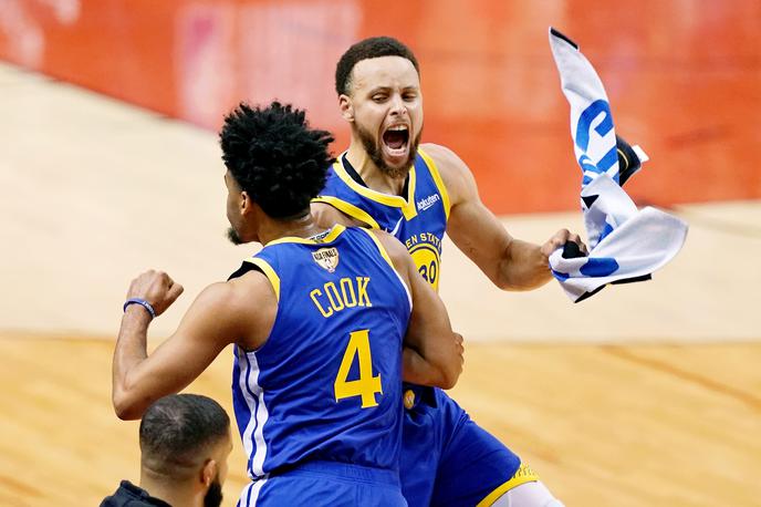 Stephen Curry Quinn Cook Golden State | Veselje Stephena Curryja in rezervista Quinna Cooka, ki je v drugem polčasu prispeval tri trojke. | Foto Reuters