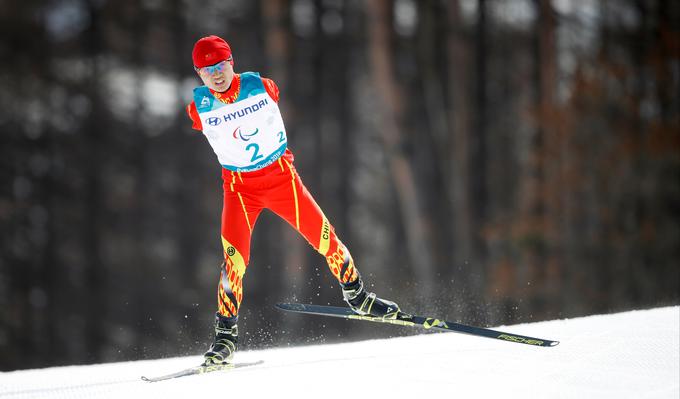 Kitajski paraolimpijec Chenyang Wang med 20-kilometrsko preizkušnje v smučarskem teku.  | Foto: Reuters