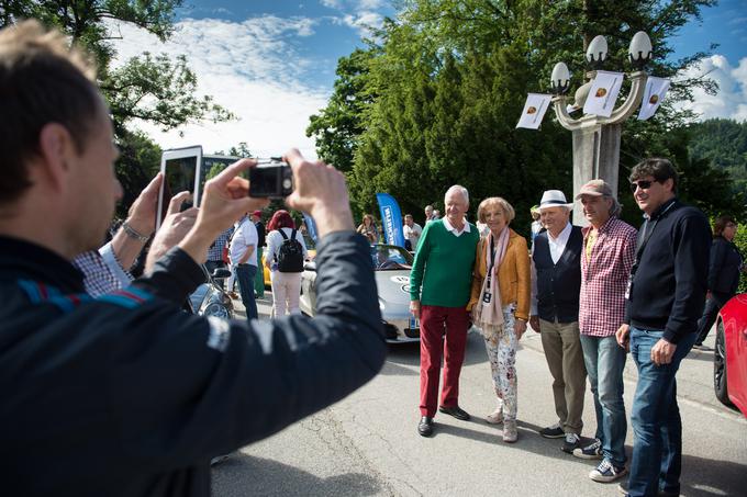 Brata Wolfgang Porsche, predsednik nadzornega sveta družbe Porsche, in Hans-Peter Porsche, ki sta vnuka očeta vseh porschejev, slavnega Ferdinanda Porscheja, sta na blejski promenadi požela precej zanimanja. Parade sta se udeležila kot voznika, zanesenjaka, ki cenita izjemno tehnično dediščino, ki jo je v svetu avtomobilizma ustoličila njuna družina oziroma njun ded. | Foto: Klemen Korenjak