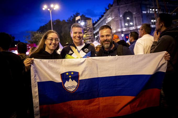 Navijači iz Slovenije Laura, Katja in Luka | Foto: Ana Kovač