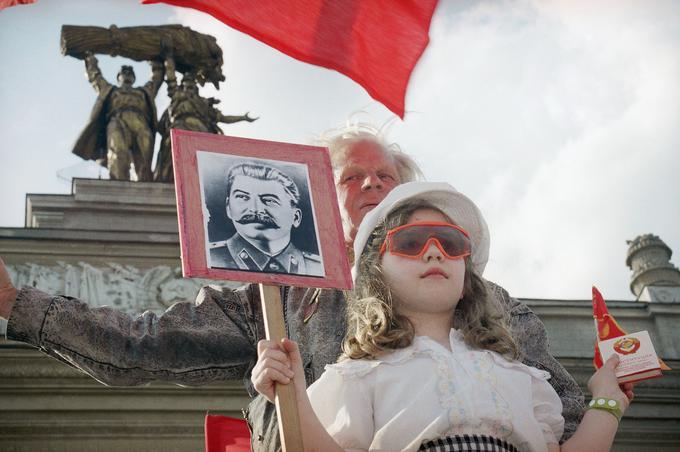 Vse večja priljubljenosti Lisenka in lisenkovstva v Rusiji naj bi bila posledica več dejavnikov. Prvi je, da se v zadnjih letih krepijo simpatije Rusov do Stalina in obdobja stalinizma (leta 2017 je po eni od anket 47 odstotkov Rusov pozitivno ocenilo Stalina), kar obenem oživlja zanimanje za Lisenka, ki je del tega obdobja. Drugi dejavnik, ki je v ozadju oživljanja lisenkovstva, je povezan s krepitvijo protizahodnjaških čustev v Rusiji od leta 2014 naprej. Za protizahodno usmerjene Ruse je namreč Lisenko s svojim nasprotovanjem zahodni znanosti postal zgled. Poleg tega skušajo zagovorniki lisenkovstva Lisenka lažno prikazati kot nekakšnega pionirja oziroma začetnika epigenetike. | Foto: Guliverimage/Vladimir Fedorenko